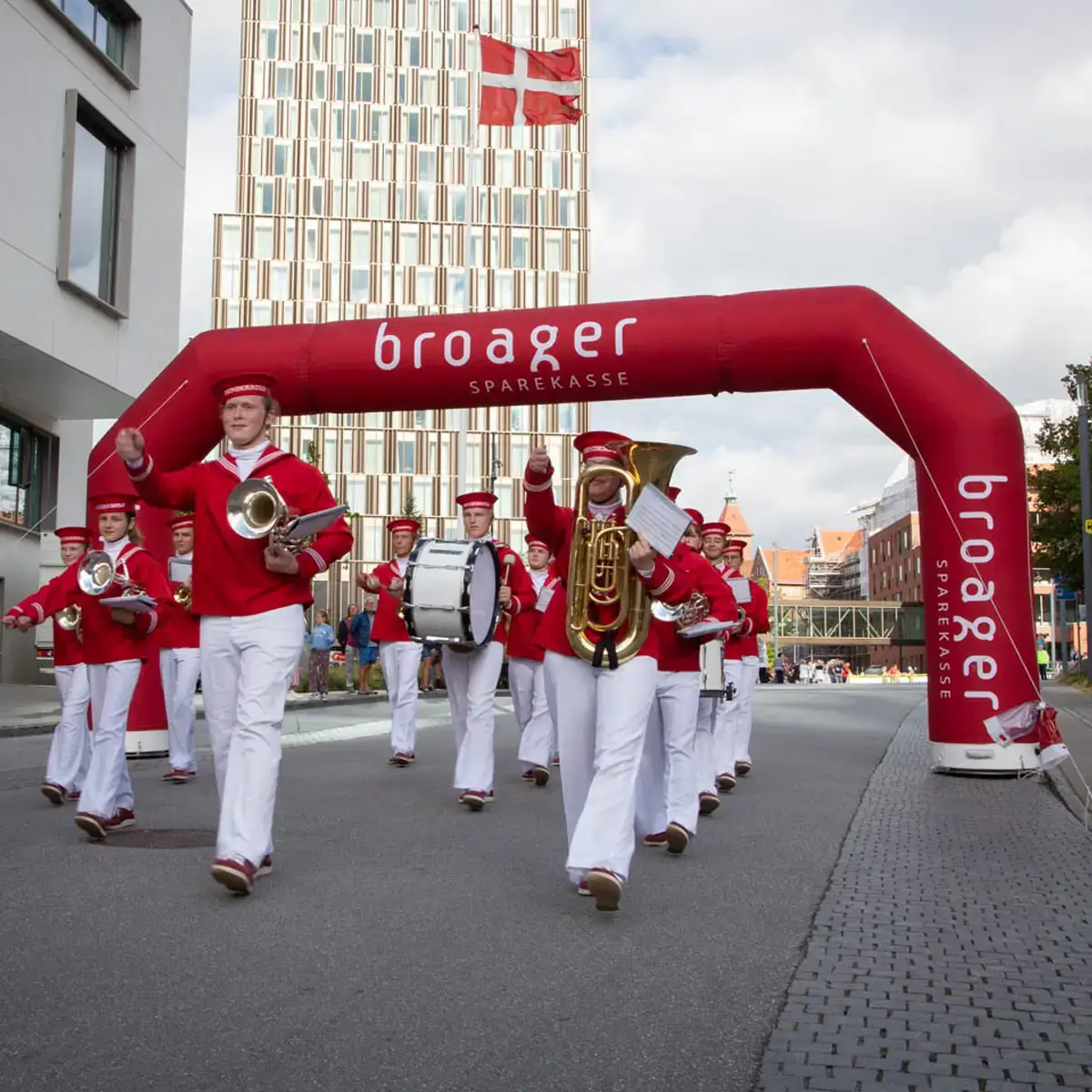 stor rød 3-delt målportal til Broager Sparekasse