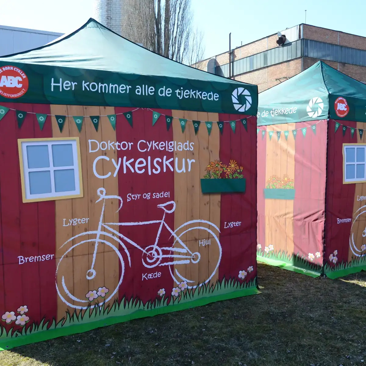foldetelt med grafisk dekorasjon innredet som sykkelverksted