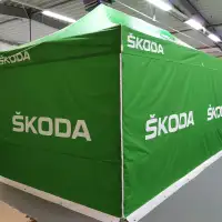 foldetelt i Skoda-farger og med Skoda-logo